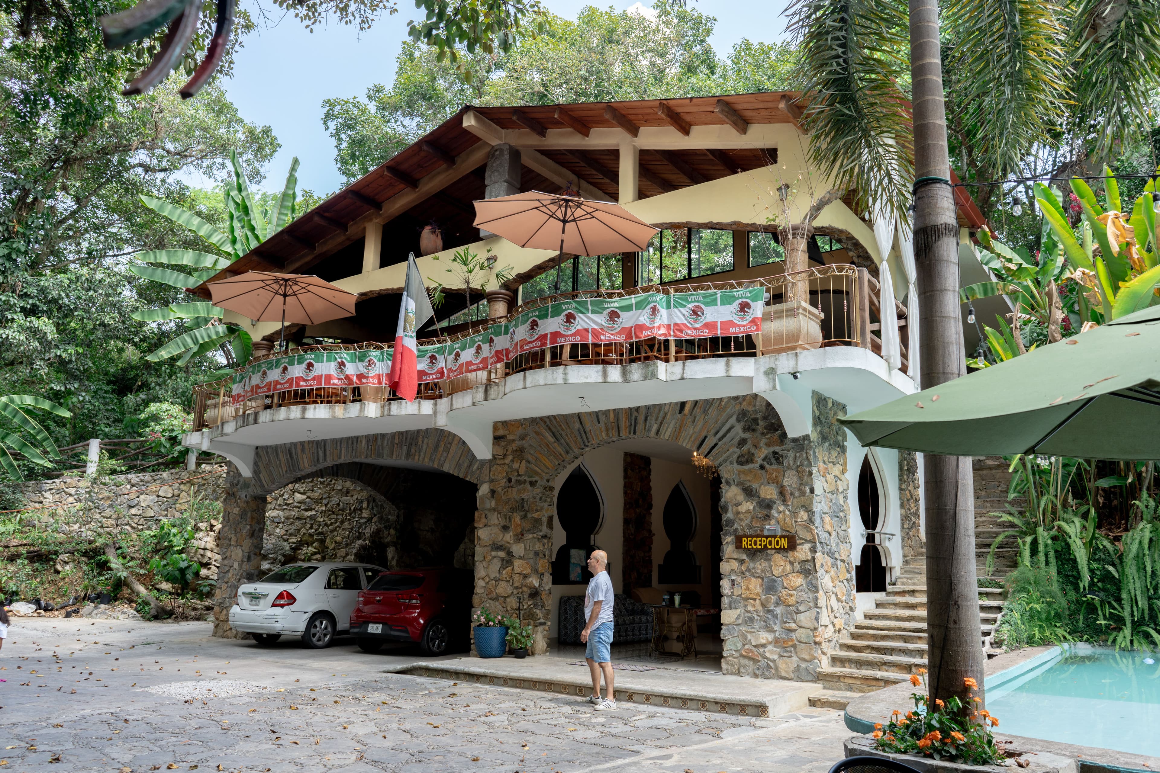 Pasillo exterior del hotel