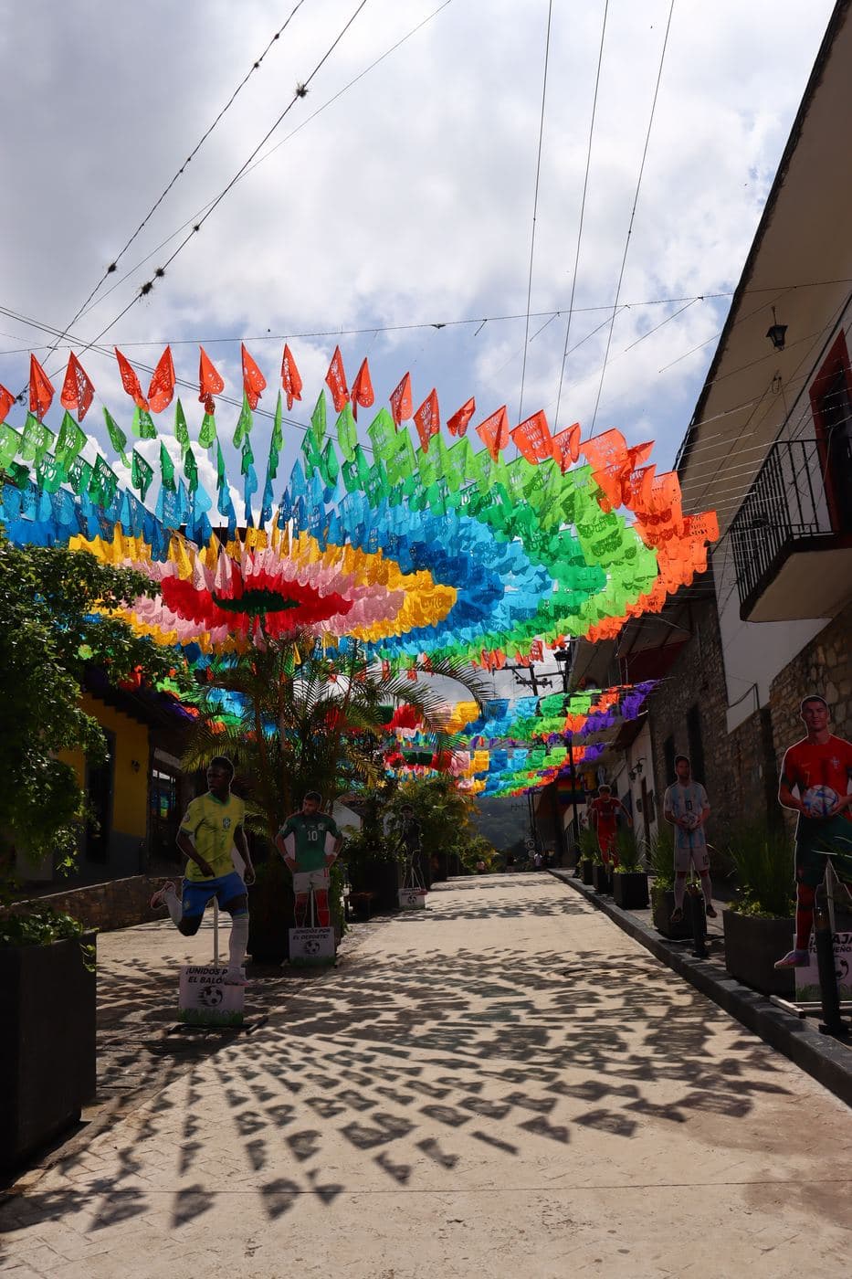 Calle del centro de Xilitla adornada con papel picado de colores