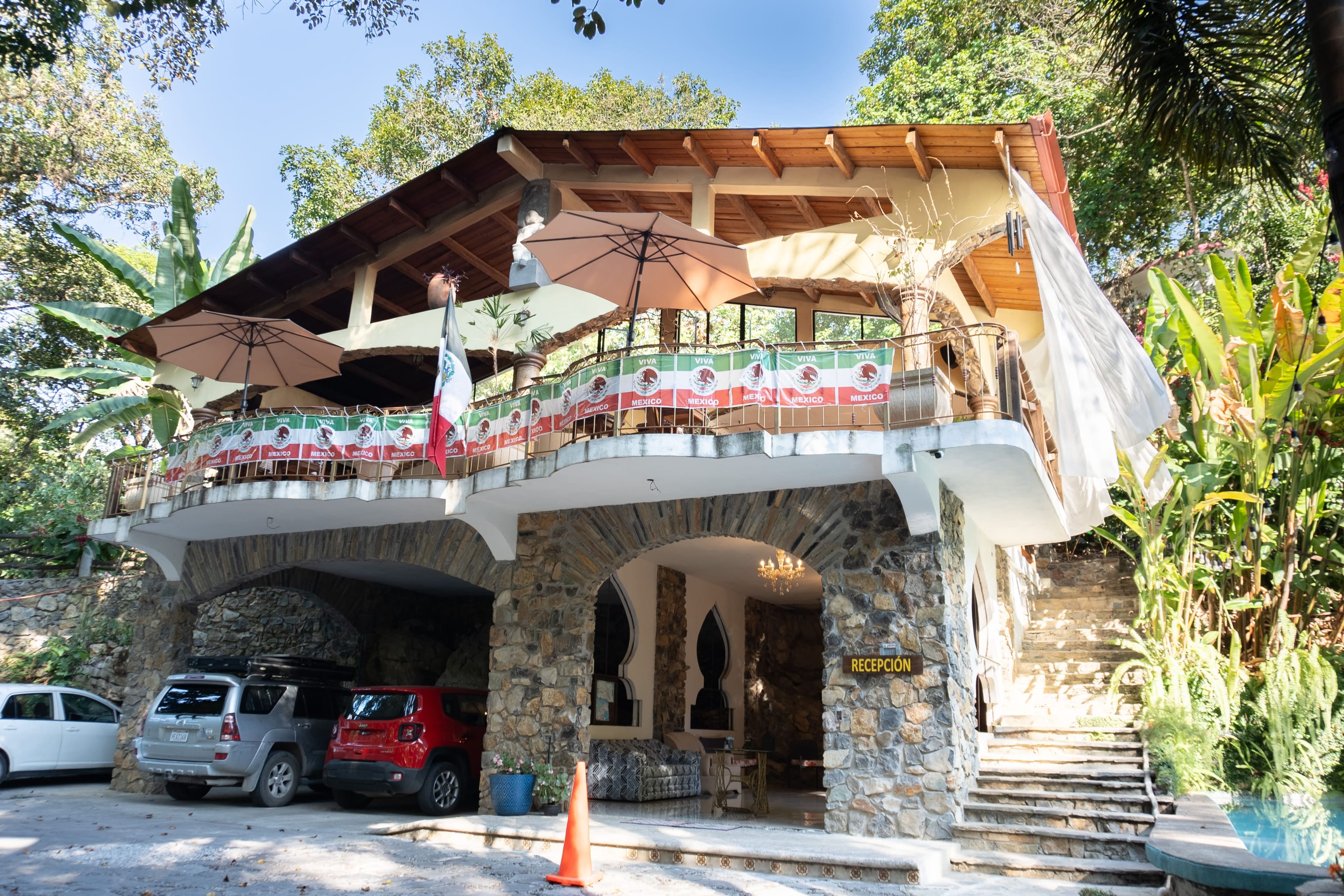 Jardín y piscina spa — Hotel Paraíso Encantado, Xilitla