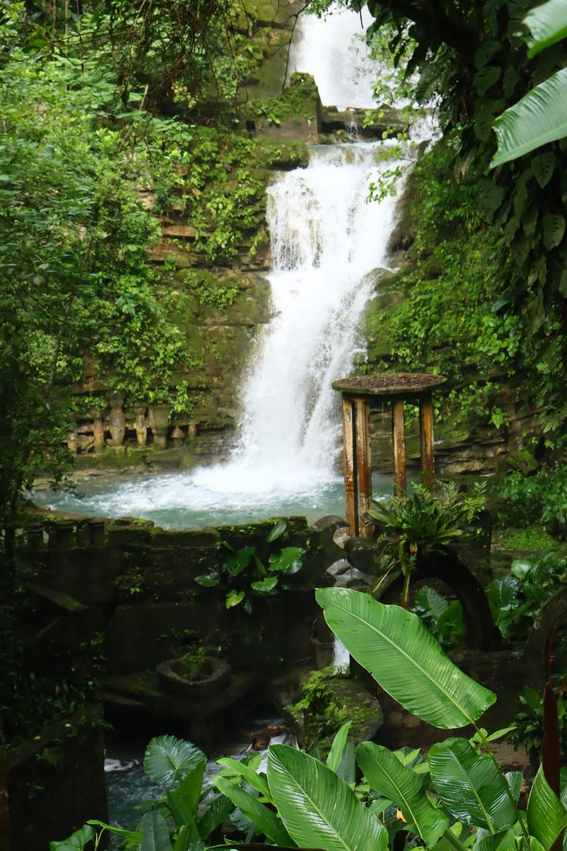 Cascada dentro de Las Pozas de Edward James, con una estructura de concreto junto a la poza, entre la selva de Xilitla