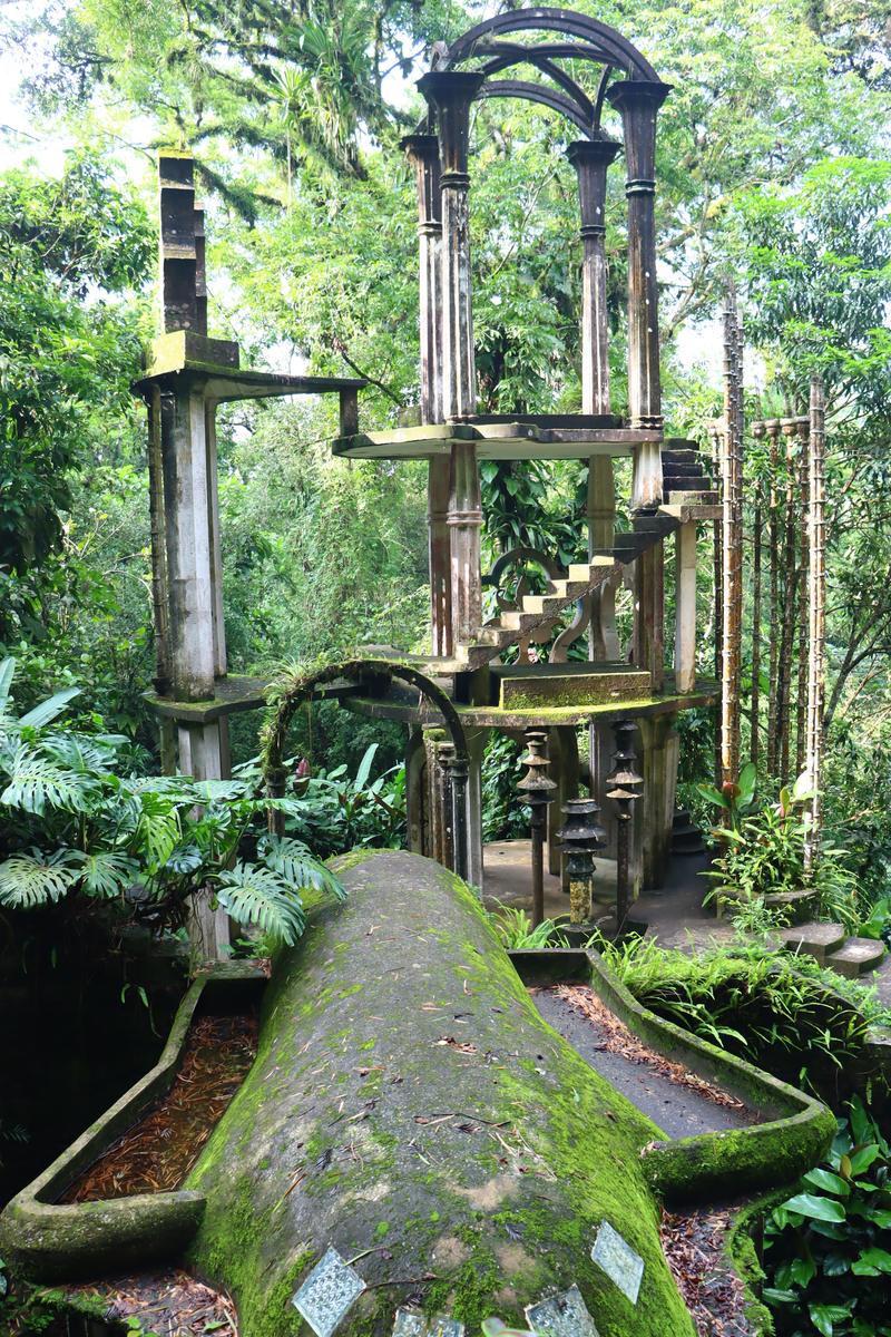 Escaleras y columnas de concreto de Las Pozas entre la vegetación de la selva de Xilitla