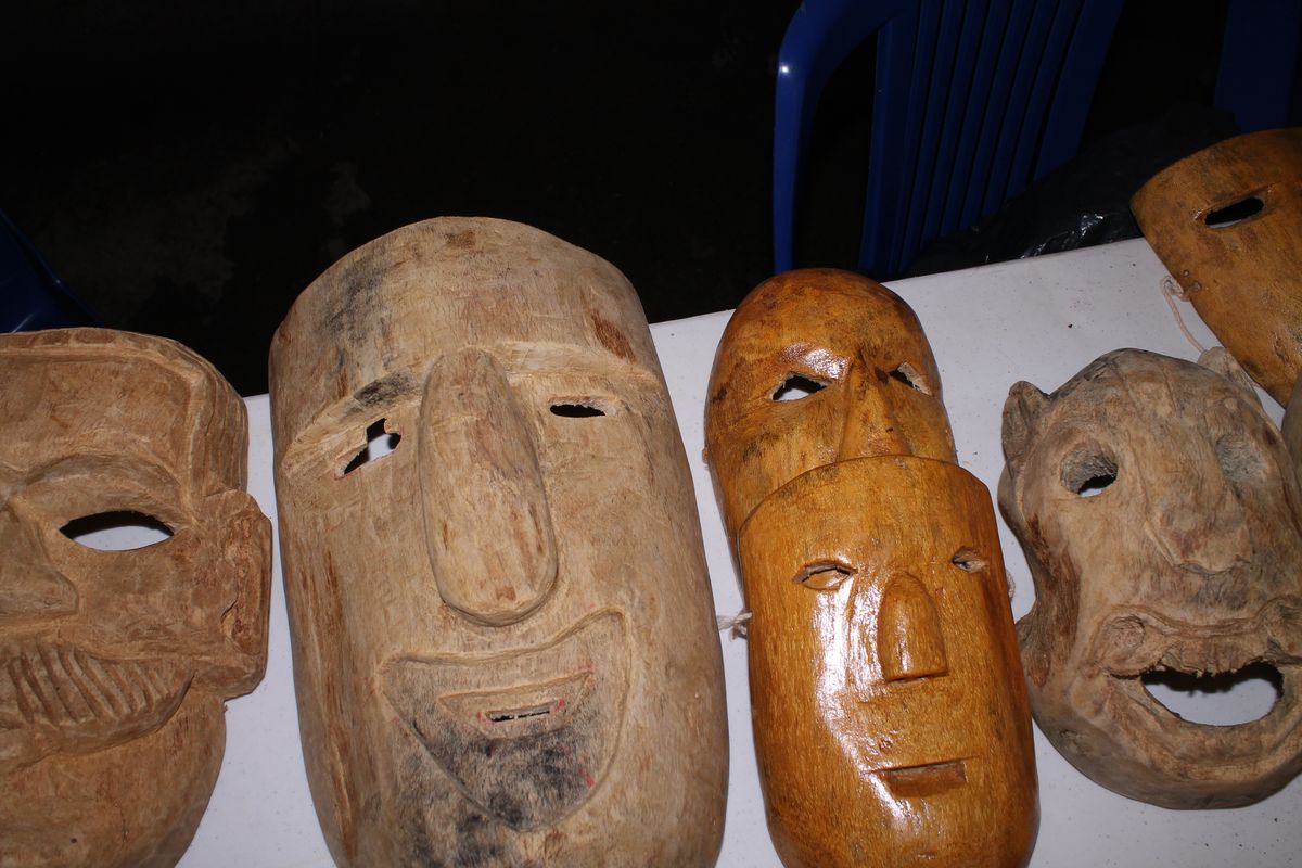 Máscaras de madera talladas que usan los huehues en el Xantolo de la Huasteca